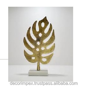 Pure Home and Living, Monstera Leaf Stand Centrrepiece Gold Clean usando parte suave y seca del conjunto. - Product Image 4