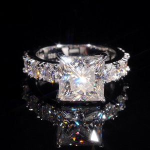 Bague unisexe pour enfant en argent sterling 925 plaqué or, rhodium et platine, sertie d'une moissanite taille princesse, style hip-hop - Product Image 1