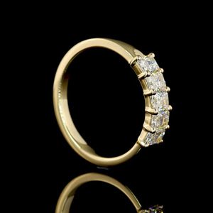 Anillo de Boda Minimalista con Cinco Piedras de Corte Radiante Cultivadas en Laboratorio en Oro de 10K/14K/18K y Chapado en Rodio - Product Image 3