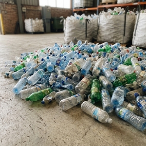 Material Plástico Reciclado Premium con Escamas Limpias y Lavadas de Botellas PET para Compradores de Importación y Suministro de Exportación con Empaque - Product Image 2