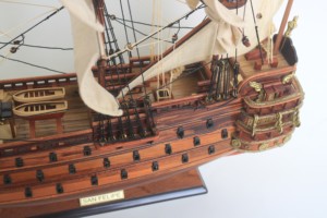 Modelo de Barco Histórico SAN FELIPE Pequeño, Hecho a Mano en Madera, Arte Folclórico Español, Pulido y Pintado, 40 cm, para Regalo o Decoración de Mesa - Product Image 3