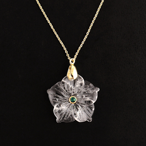 Collier pendentif fleur en cristal de quartz sculpté à la main, plaqué or 18 carats avec accent émeraude CZ, bijoux créatifs en gros, collier tendance - Product Image 2