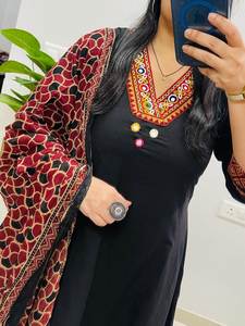 Ensemble ethnique trois pièces pour femme en rayonne slub avec appliques, comprenant un haut, un pantalon et un dupatta en mousseline, entièrement cousu, tenue traditionnelle - Product Image 6