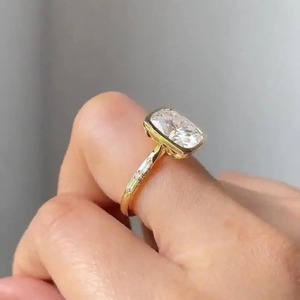 Bague de fiançailles en moissanite taille coussin, sertie clos, en or, bague de mariée, bague solitaire, cadeau pour elle, bague pour femme. - Product Image 3