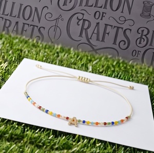 Pulsera de cuentas con letras de la A a la Z, colorida, ajustable, con cadena, tono dorado, inicial, para uso diario, regalo. - Product Image 3