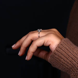 Anillo de compromiso de diamante cultivado en laboratorio de corte radiante, corte lateral de marquesa, estilo de tres piedras en oro blanco de 18 quilates de moda para regalos de aniversario - Product Image 6