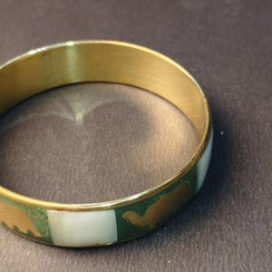 Bracelet unique en résine et laiton avec incrustations d'éléphant et de chameau - Bijou ethnique indien à motif animalier, style mosaïque artisanal - Product Image 6