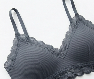Conjunto de sujetador sin aros con ribete de encaje gris y bragas hipster sin costuras de cintura media, ropa interior de punto de elastano y poliéster - Product Image 4