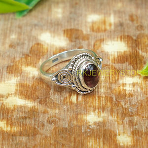 Anillo Artesanal de Plata de Ley 925 con Cabujón de Granate y Detalles en Latón, Diseño Espiral Bohemio Vintage, Anillo de Diseño para Mujer - Product Image 4