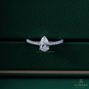 Anillo de Compromiso Solitario de Lujo con Diamante Cultivado en Laboratorio con Corte de Pera, Oro Blanco de 18K, Delicado Anillo Nupcial con Banda Pavé para Mujer - Product Image 2