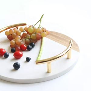 Plateau à chocolat élégant en bois d'acacia et marbre avec poignée dorée Plateau de service à dessert de luxe pour offrir et se divertir - Product Image 4