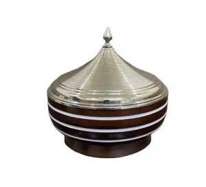 Plat de service élégant à rayures en bois avec couvercle conique en acier inoxydable, chauffe-plats rond pour buffet, idéal pour hôtels de luxe, restaurants et réceptions - Product Image 1