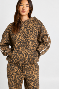 Ensemble de survêtement 2 pièces original pour femme, imprimé léopard, comprenant un sweat à capuche court et un pantalon de jogging décontracté à jambe large et doux pour femme - Product Image 3