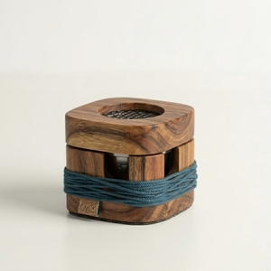 Brûleur d'encens artisanal en bois d'acacia avec motif en résine, pour bâtonnets de bakhoor, durable, pour mariage et occasions religieuses, diffuseur de parfum aromatique - Product Image 1