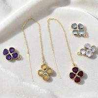 Ratnarachit Gefärbte Rubin-Blumen-Threader-Ohrringe, 18K vergoldetes Sterlingsilber, Messing, zierlicher Kleeblatt-Anhänger, minimalistischer Edelstein