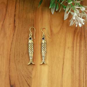 Boucles d'oreilles pendantes en laiton vintage faites à la main, motif poisson sculpté artisanal avec accent en pierre précieuse, style bohème minimaliste - Product Image 5