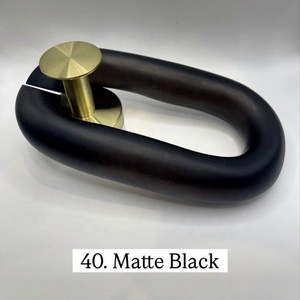 Sculpture en résine noire mate, chaîne irrégulière, décoration artistique moderne pour la maison, étanche, collection artisanale modelée à la main - Product Image 1