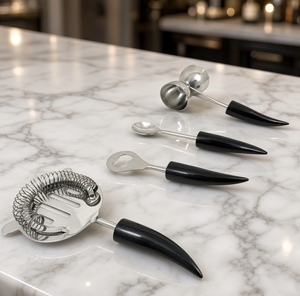 Ensemble d'outils de bar en acier inoxydable 4 pièces avec passoire, doseur, cuillère, ouvre-bouteille, manche noir, design personnalisé - Product Image 1