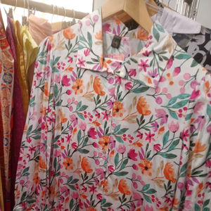 Chemisier respirant personnalisé à imprimé floral vibrant pour femme, chemise boutonnée à manches longues, style bohème, vintage, en satin écologique - Product Image 1