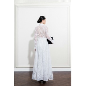 Listo para enviar: Blusas y tops de mujer HAUTE LACE TOP FLORAL MESH LACE, elegantes, suministro ODM de blusas y tops de mujer en Vietnam. - Product Image 3