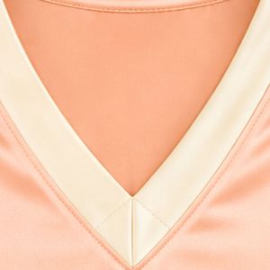 Conjunto de pijama de satén color melocotón para mujer, top de manga corta con cuello en V y pantalones cortos con ribete en contraste, ropa de dormir suave, personalizada OEM ODM. - Product Image 5
