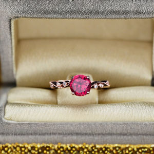 แหวนเพชรเม็ดกลมสีโรสโกลด์ขนาด14K ทำด้วยมือทำจากทับทิมและเพชรโมอิสซาไนต์ขนาด7มม. ไม่เหมือนใคร - Product Image 2