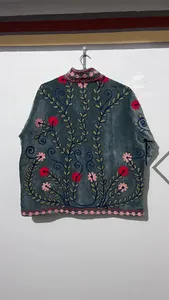 Veste d'hiver pour femme en velours gris anthracite brodée à la main, col mandarin, manches longues, style bohème chic, idéale pour les festivals - Product Image 2