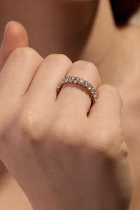 Bague éternelle ovale en diamant de laboratoire 4 carats en or massif 14 carats - Product Image 2