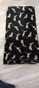 Tissu en crêpe imprimé 100% soie, textile tissé léger et doux pour robes, kurtis, vêtements de nuit - Product Image 1
