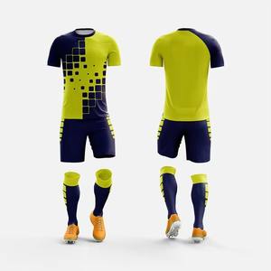Ensembles d'uniformes de football personnalisés à séchage rapide 100 % polyester écologique légers avec découpe automatisée pour équipes - Product Image 1