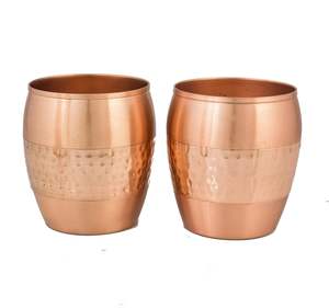 Elegante botella de agua de cobre con diseño de textura martillada, acabado metálico premium, altura tradicional - 10.5 pulgadas, juego de 2 vasos. - Product Image 4