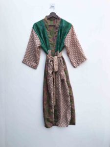 ชุดคลุมอินเดียลายดอกไม้ ผ้าไหมซารี คิโมโน ซารีวินเทจ ชุดคลุมชายหาดเนื้อนุ่ม ชุดราตรีงานปาร์ตี้ คิโมโนผ้าไหมอินเดียทำมือ ราคาขายส่ง - Product Image 2