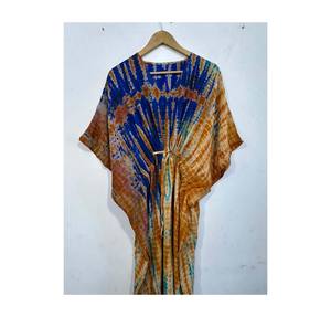 Robe Kaftan en Soie Pure Imprimée Florale Teinte à la Main, en Crêpe de Soie, Style Bohème, Taille Naturelle, Plumes Écologiques - Product Image 1