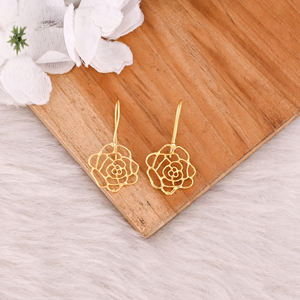 Boucles d'oreilles pendantes en laiton antique pour femmes, boucles d'oreilles minimalistes à motif floral, boucles d'oreilles en laiton plaqué or de haute qualité, commande en gros - Product Image 2