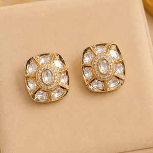 Boucles d'oreilles clous en cristal plaqué or de créateur JeweleMarket pour femmes, élégantes, traditionnelles, ethniques indiennes, pour mariage - Product Image 3