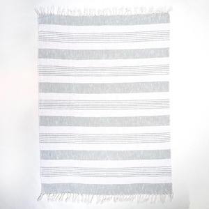 Manta de Sofá de Invierno 100% Algodón Hecha a Mano, Ecológica, Tejida, Transpirable, Ligera con Borlas - Product Image 3