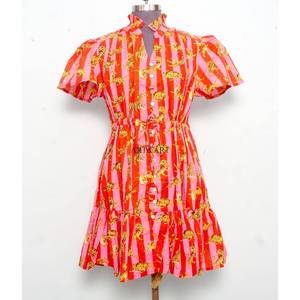 เดรสทรงเอไลน์สไตล์โบฮีเมียนเรียบง่าย ผ้าฝ้ายพิมพ์ลายดอกไม้สำหรับฤดูร้อน ทรงหลวมสบายๆ ตกแต่งกระดุม แขนสั้น ผ้าธรรมชาติ - Product Image 2