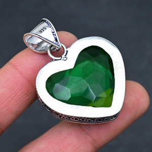 Venta al por mayor de colgantes de cristal de esmeralda en forma de corazón, colgante de piedra preciosa verde en forma de corazón para mujeres, joyería. - Product Image 2