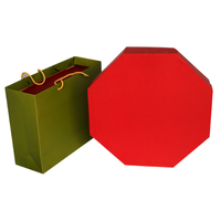 Boîte cadeau hexagonale personnalisée de luxe Finition mate raffinée Stratification brillante Base de couvercle de présentation prestigieuse réutilisable Portable