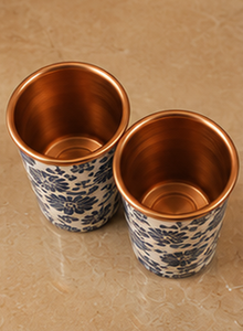 Bouteille d'eau artisanale en cuivre pur à imprimé floral bleu avec 2 gobelets assortis, ensemble cadeau de vaisselle ayurvédique, bouteille en cuivre - Product Image 2