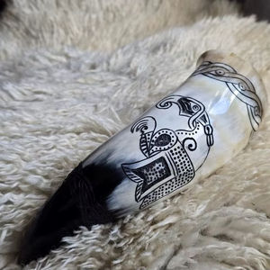 Cuerno de búfalo moderno con motivo vikingo de Fenrir/Corvo, decoración ecológica artesanal para el hogar y regalo de boda, modelo A-9988 de World Craft Impex - Product Image 1