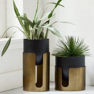 Macetas con un llamativo diseño geométrico en blanco y negro sobre altos soportes metálicos, disponibles a precios de mayorista para un estilo moderno. - Product Image 3