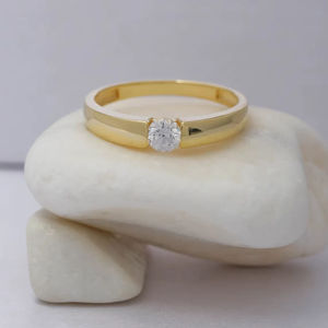 Anillo Solitario Moderno con Bisel Inspirado en un Bisel de Reloj, Corte Brillante, para Uso Diario, con Diamante Cultivado en Laboratorio, Banda Minimalista Chapada en Oro de 10k/14k/18k - Product Image 1