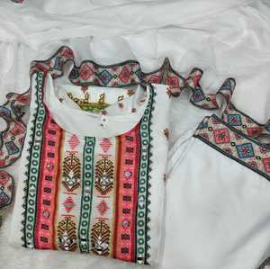 Conjunto de Traje de Seda Bordado de 3 Piezas para Mujer, Estilo Bohemio, Cuello Redondo, Salwar Kameez con Bordado a Mano y Trabajo de Espejos - Product Image 3