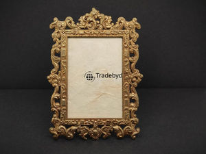 Cadre photo en métal élégant, accent décoratif de luxe par Tradebyd - Product Image 2