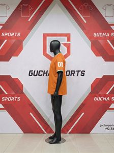 Camiseta deportiva personalizada hecha con tela de malla transpirable, ligera y duradera, con nombre y número personalizados, colores del equipo - Product Image 3