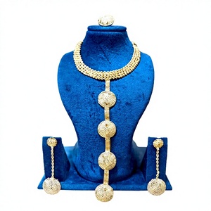 Conjunto de Collar de Cadena en Capas con Acabado Dorado de Lujo con Colgante de Disco Redondo y Pendientes a Juego 63119 - Product Image 1