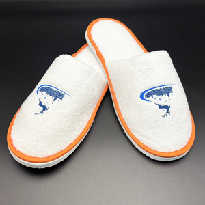 Chaussons d'hôtel jetables en polaire corail, doux, à bout fermé, personnalisables avec logo pour usage en resort, spa et salle de bain - Product Image 5