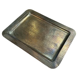 Superficie metálica brillante de una bandeja de servir de latón en tono cálido que realza la estética de la mesa, increíbles detalles nuevos para la comedor. - Product Image 3
