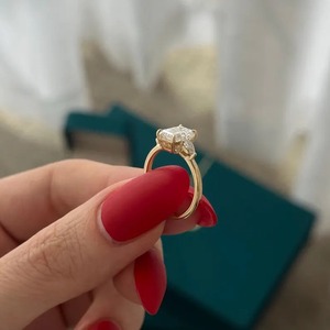 Bague de fiançailles et de mariage en or jaune 18 carats avec diamant de laboratoire taille émeraude, trois pierres, 1,5 carat, et diamants latéraux taille poire émeraude pour femme - Product Image 3